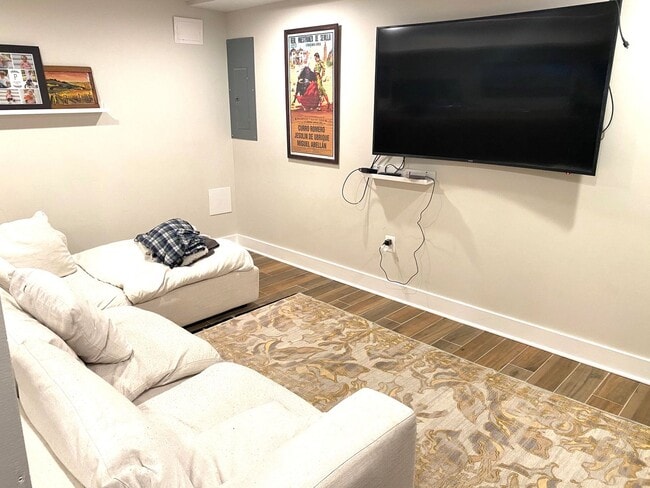 Building Photo - Beautifully remodeled 5 bed / 3 bath on pr...