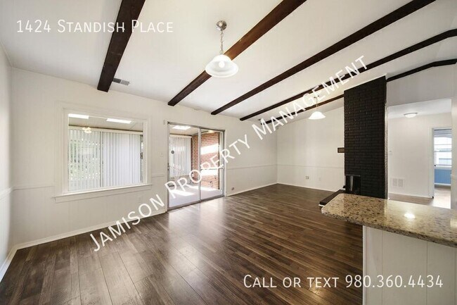 Building Photo - 1424 Standish Pl