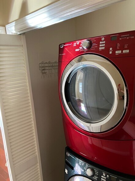 Building Photo - 2833 S Victoria Ave