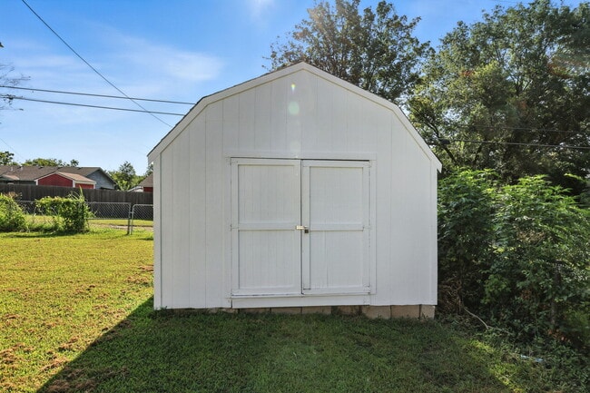 Building Photo - 1548 S Oak Ave