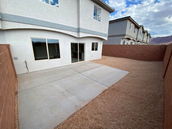 Building Photo - Beautifully Designed 3 Bedroom Townhome Ne...