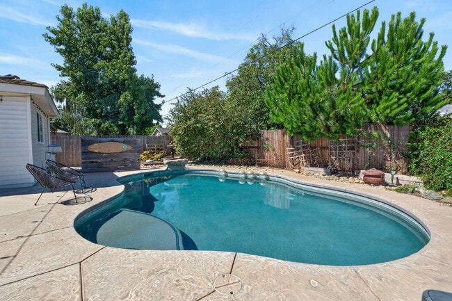 Building Photo - Spacious 4-Bed Oasis with 2 Full Baths