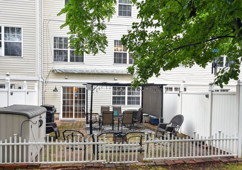 Building Photo - 574 Beachway Ave