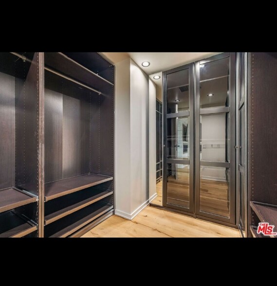 Building Photo - 1610 Viewmont Dr