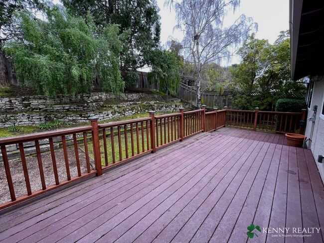 Building Photo - Large 3 Bedroom, 2.5 Bathroom, Great Neigh...