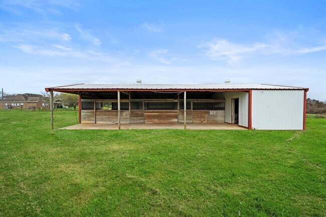Building Photo - 32826 Rogers Rd