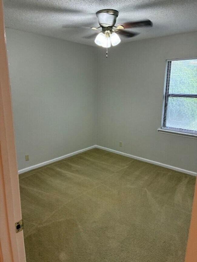 Building Photo - 114 N Woodvalley Dr