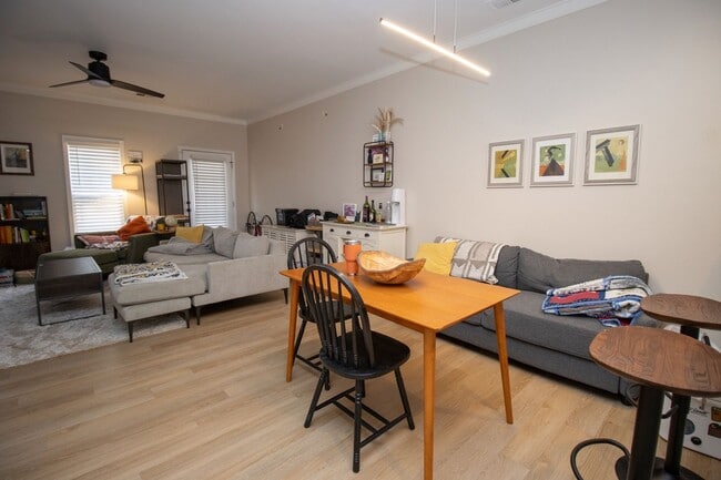 Building Photo - 2 bedroom/2.5 bathroom townhouse in Arsenal Hill