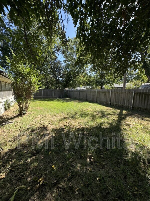 Building Photo - 9315 W 9th St N