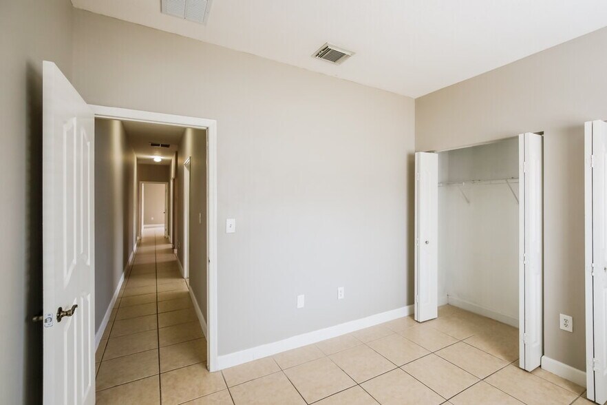 Building Photo - 1241 NE 41st Pl