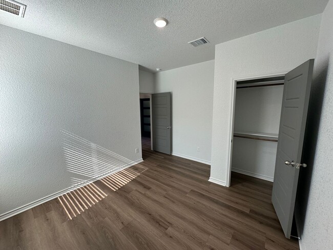 Building Photo - AVAILABLE NOW!