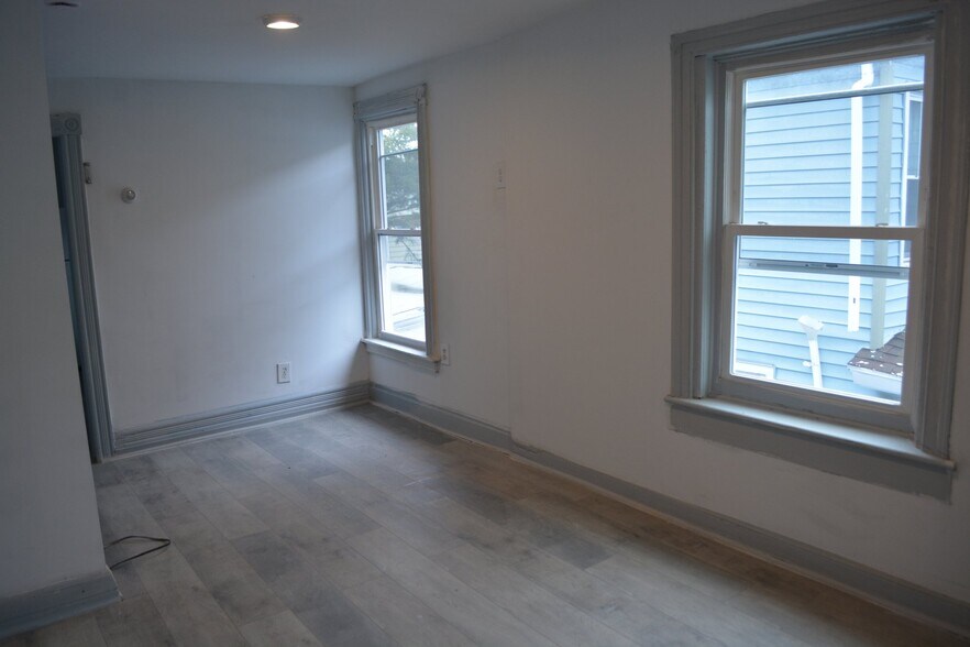 Building Photo - 711 Roberts St