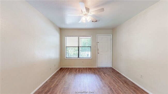 Building Photo - 303 Manuel Dr