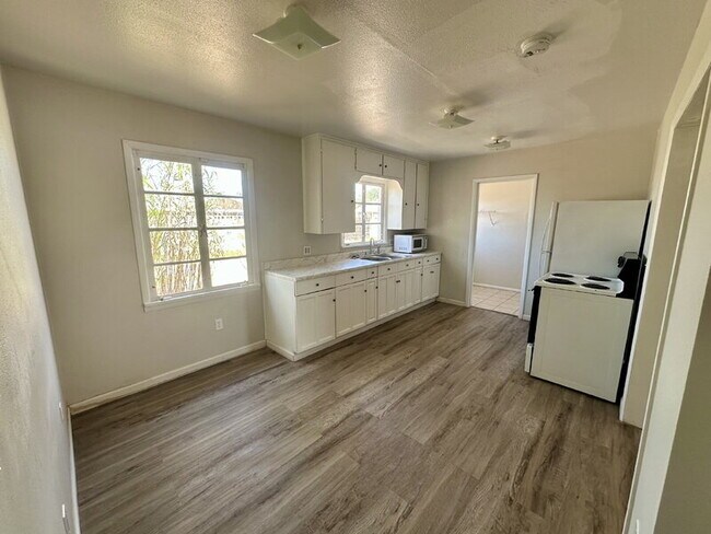 Building Photo - 544 N 7th Pl