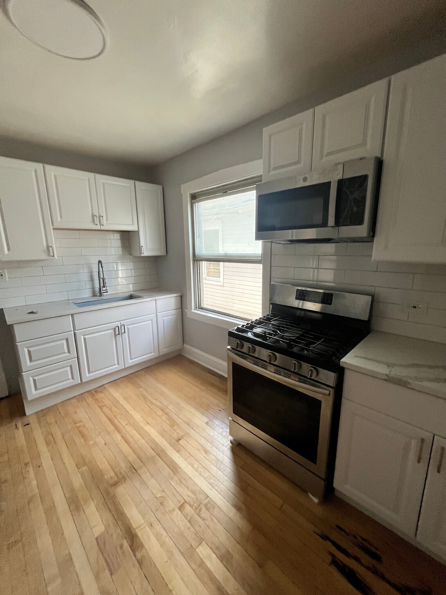 Kitchen - 2007 Darrow Ave