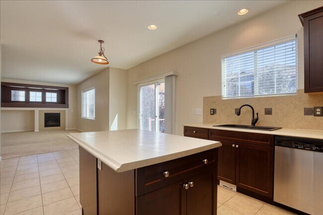 Building Photo - Awesome 3bed/3bath/2car garage on a quiet street in Aurora!