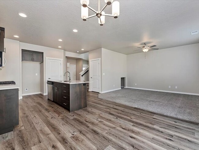 Building Photo - $500 off March Rent!  4 bedroom, 2 bath ho...