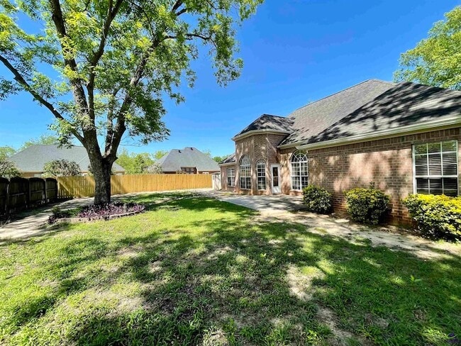 Building Photo - 103 Oros Point