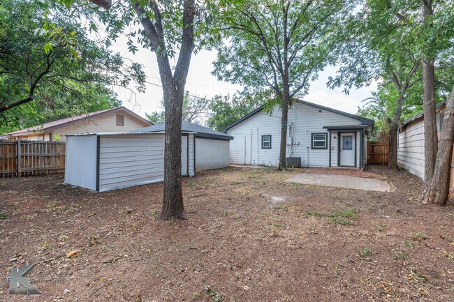 Building Photo - XL HOME!  3 bed, 1 bath, LOTS OF ROOM!