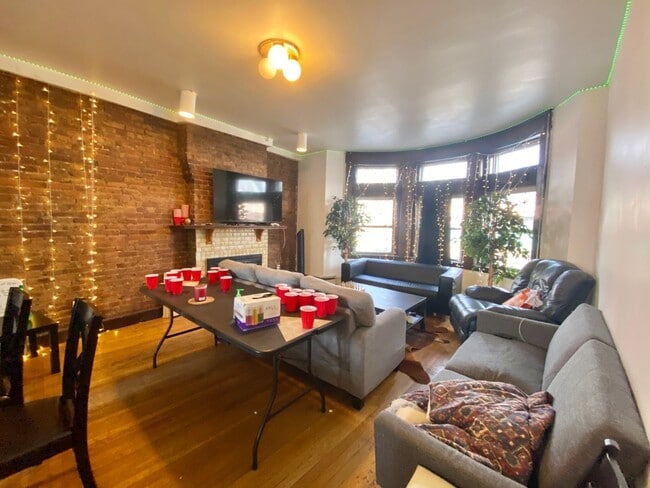 Building Photo - Awesome value four bedroom in Brookline