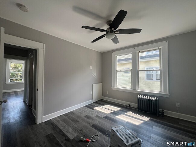 Building Photo - 385 Savin Ave