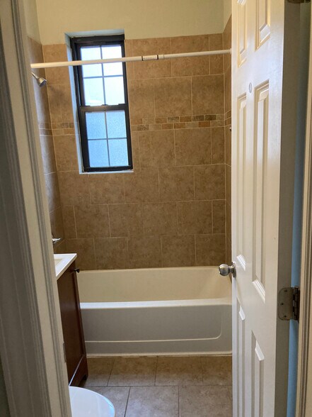 Building Photo - 894 Green Bay Rd