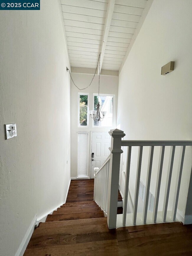 Building Photo - 438 Ridgeview Dr