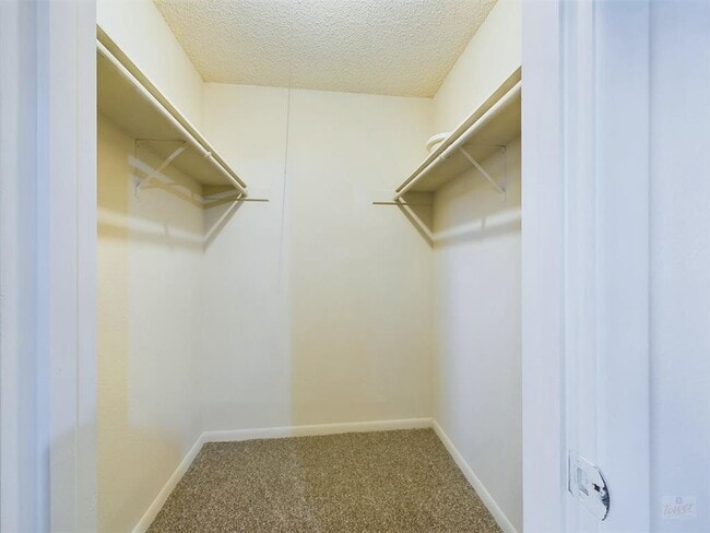 Building Photo - 8502 Lyndon Ln