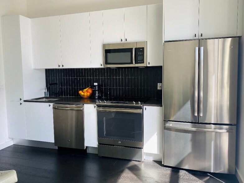 Building Photo - 800 Embassy Dr