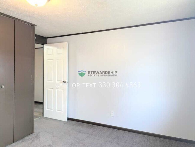 Building Photo - 930 N Ella St