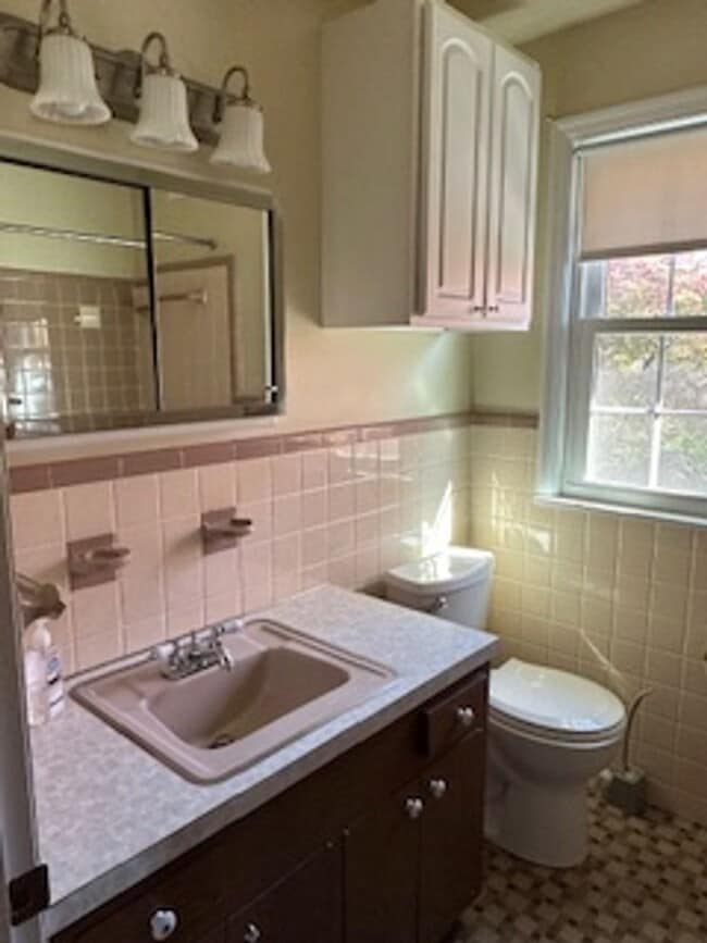 Building Photo - Lovely Colonial Home in Sharpley