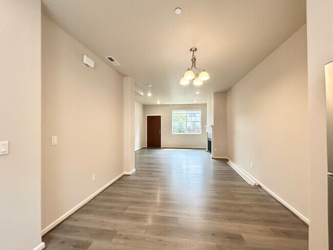 Building Photo - Stunning 2 Bed, 2.5 Bath Craftsman Townhome with Community Amenities!