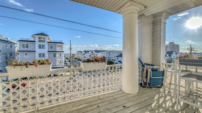 Building Photo - 25 S Surrey Ave