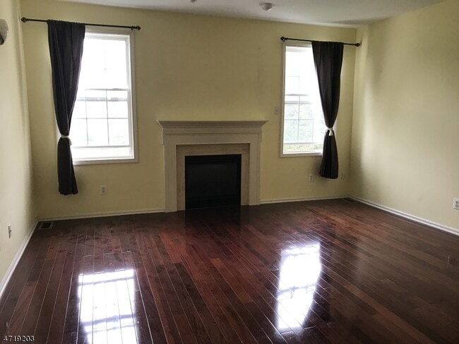 Building Photo - 320 Wilshire Dr