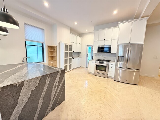 Building Photo - 182 Webster St