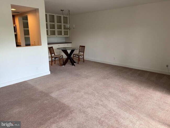 Building Photo - 300 Drummers Ln