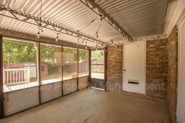 Building Photo - 7664 Northfield Dr