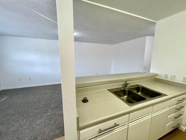 Building Photo - Discover a refreshed 2-bedroom, 2-bathroom residence in Mililani Mauka, complete with 2 parking s...