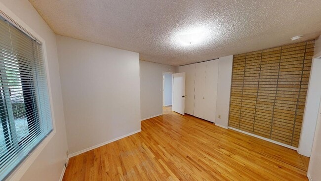 Building Photo - Lake Oswego/ Palisades - Hardwoods, Finished Daylight Basement, Pet Friendly