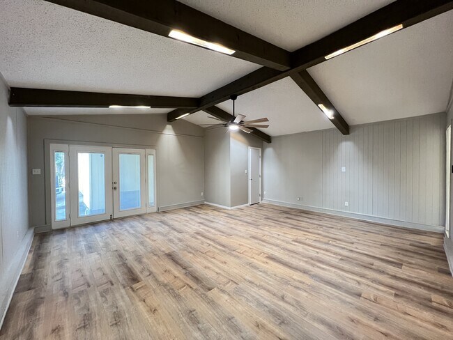 Building Photo - 2102 Richwood Dr