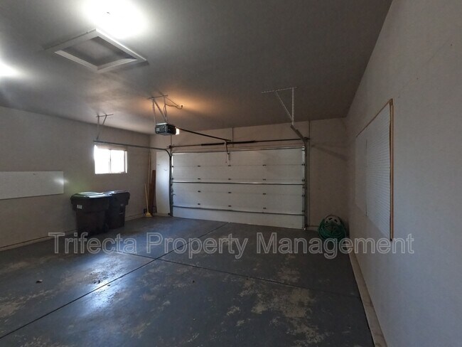 Building Photo - 1032 Hessen Dr