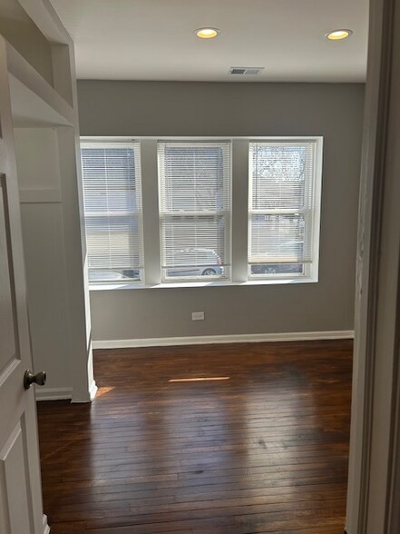 Building Photo - 6016 W Wabansia Ave