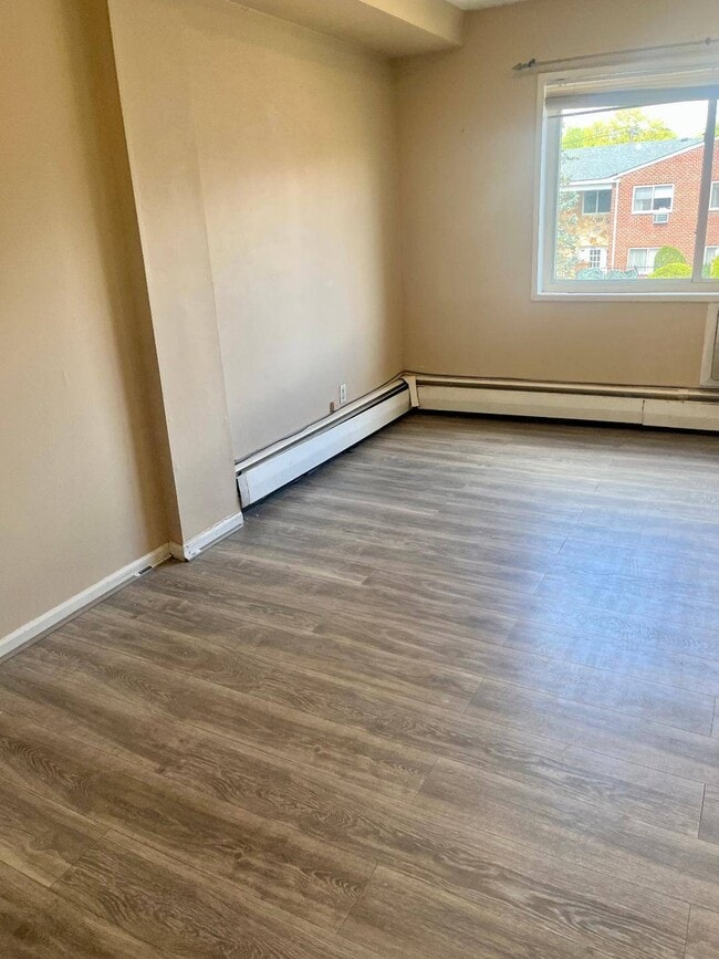 Building Photo - 1292 Richmond Ave