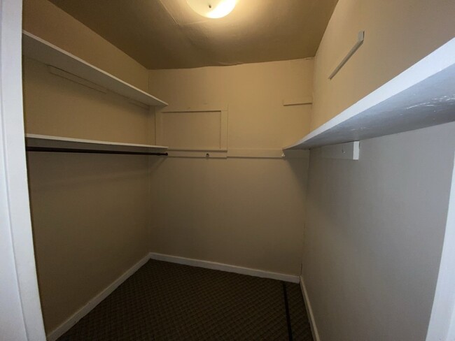 Building Photo - 1 Bed 1 Bath - Lowry Hill - 5 Blocks from ...