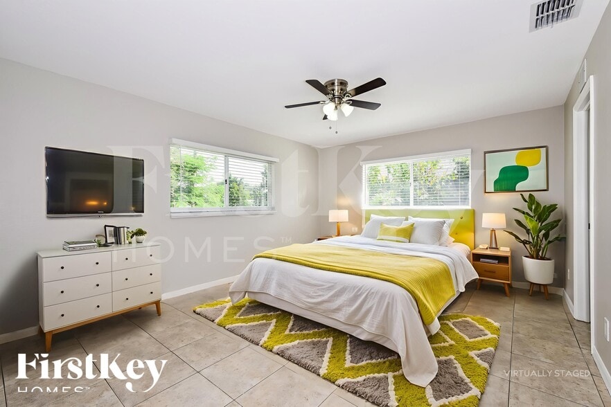 Building Photo - 817 NE 9th St