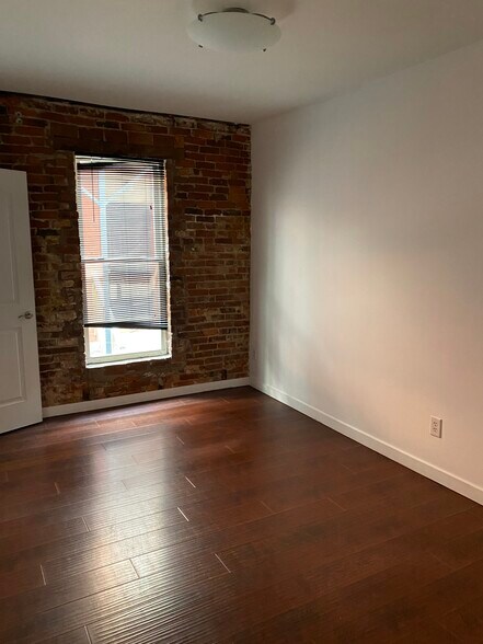 Building Photo - 874 Oak St