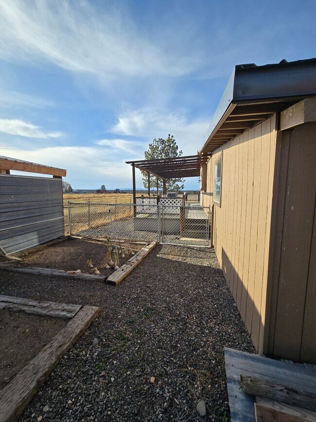 Building Photo - Beautiful Country Home, Powell Butte