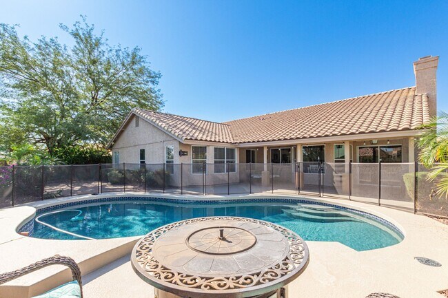 Building Photo - Come Settle In — This Scottsdale Gem Is Re...