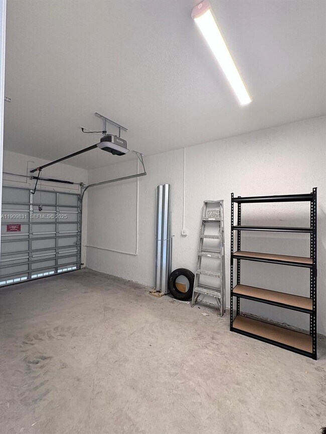 Building Photo - 2490 SE 29th St