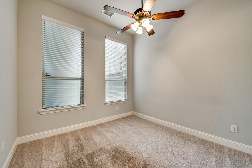 Building Photo - 923 Whitehall Dr